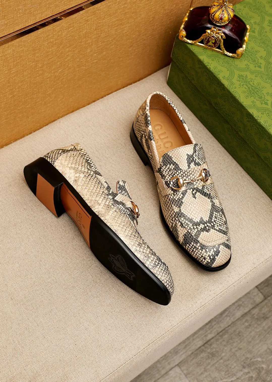 Men's shoes 💰460 💐 Product trademark: GUCCI "Gucci" casual leather shoes Regular size: 38-44 (45.46.47🉑️customized) Product materials: Selected imported first-layer calfskin upper + classic hardware buckle, imported cowhide leather lining. Strong three-dimensional visual effect, combined outsole Color: 1⃣️color optional